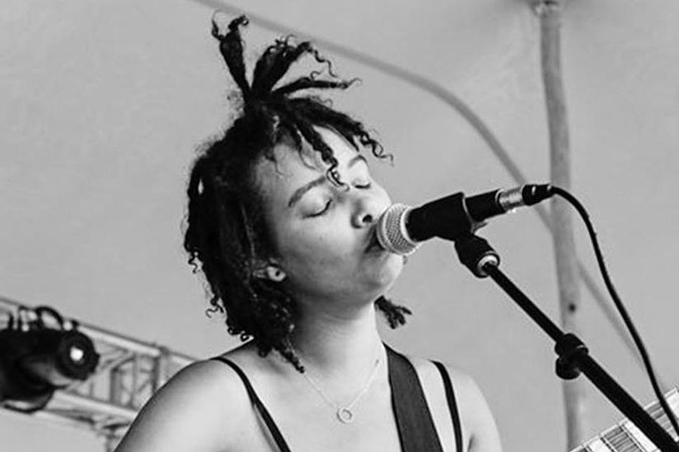 Am Sonntag dabei: Moyo Ray aus Hamburg wandelt mit ihrer gefühlvollen Musik zwischen Leichtigkeit und Schwere, zwischen Höhen und Tiefen, zwischen laut und leise, und nimmt ihre Zuhörer mit in ihr Inneres. Minimalistischer Gitarrensound untermalt eine Stimme, die mal vorsichtig mal fordernd ans Herz geht.