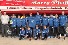 Die D1-Jugend des TSV Lensahn mit Sponsor Fabian Pfeiffenberger (lks.) und Trainer Dirk Bruhse (re.).