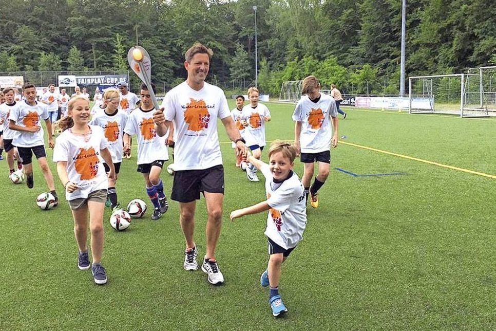 Mit den jungen Sportlern des TSV Pansdorf nahm Ratekaus Bürgermeister Thomas Keller den „Angel“ entgegen ...