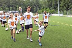 Mit den jungen Sportlern des TSV Pansdorf nahm Ratekaus Bürgermeister Thomas Keller den „Angel“ entgegen ...
