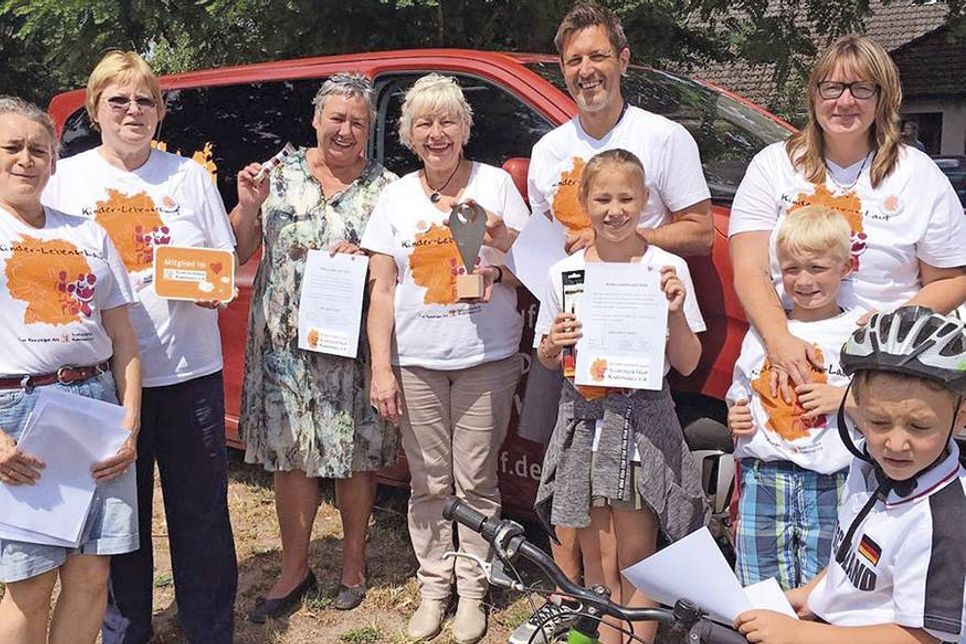 ... und schickte ihn anschließend mit Bürgervorsteherin Gaby Spiller (3.v.l.) und  den Mitgliedern des ambulanten Hospizvereins „Kinder auf Schmetterlingsflügeln“ auf die Reise in die Landeshauptstadt. (Fotos: KaSf)
