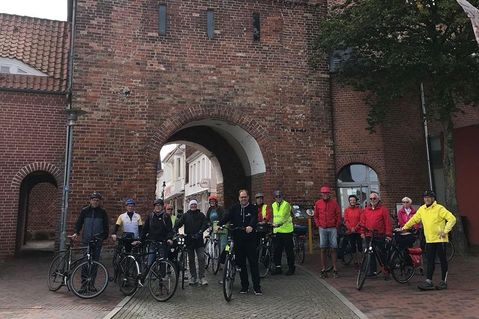 Teilnehmer der Auftakt-Tour vor dem Kremper Tor.