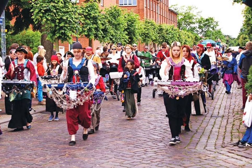 Die über 1.000 Teilnehmer des Festumzuges werden von insgesamt neun Kapellen durchs Stadtgebiet begleitet.