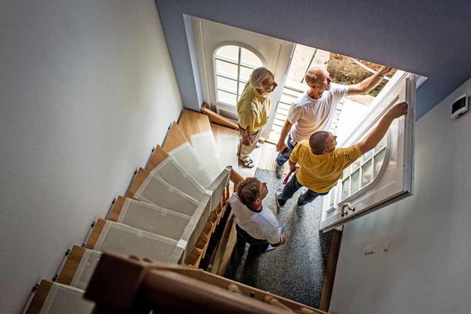 Bei der Bauabnahme wird ein Protokoll erstellt, in dem eventuelle Mängel am neu errichteten Haus festgehalten sind. Foto: DJD/Bauherren-Schutzbund