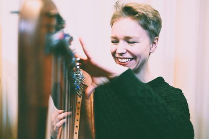 Die Lübecker Harfenistin Zoe Winter entführt auf eine musikalische Reise, die die Seele berührt.