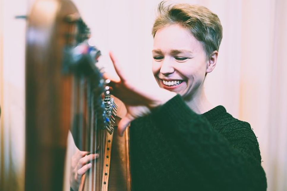 Die Lübecker Harfenistin Zoe Winter entführt auf eine musikalische Reise, die die Seele berührt.