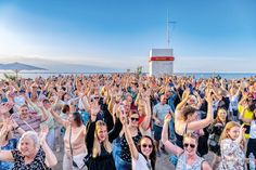 Einheimische und Gäste tanzen und feiern gemeinsam bei der „Tanz-Party“ auf dem Niendorfer Balkon direkt vor der Seebrücke. Wenn das Wetter mitspielt, findet „Tanzen am Meer“ noch zweimal open air statt.