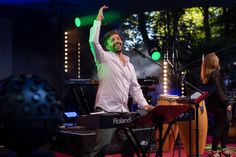 Durch die motivierende Art von Sören Schröder wird das Publikum in kürzester Zeit zu einem großen Chor. (Foto: Kim Haase)