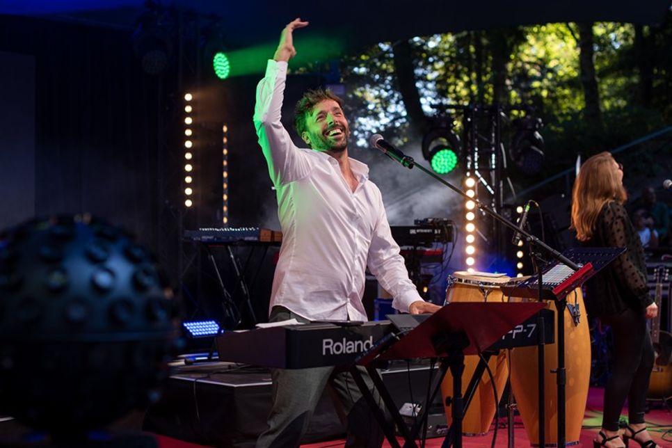 Durch die motivierende Art von Sören Schröder wird das Publikum in kürzester Zeit zu einem großen Chor. (Foto: Kim Haase)