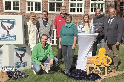 Theaterpaten und Stadt freuen sich, dass die Theaterangebote wieder starten:  Sabine Niemann (eska), Jan Hering (Markt-Apotheke), Christian Thees (SWNH), Karsten Wittorf (Sparkasse Holstein), Beate Weidemann (Kultur-Service), Jenny Beyer-Klug und Till Muchow  (beide Balticum Verlag / der reporter) sowie Bürgermeister Mirko Spieckermann. (v. lks.)