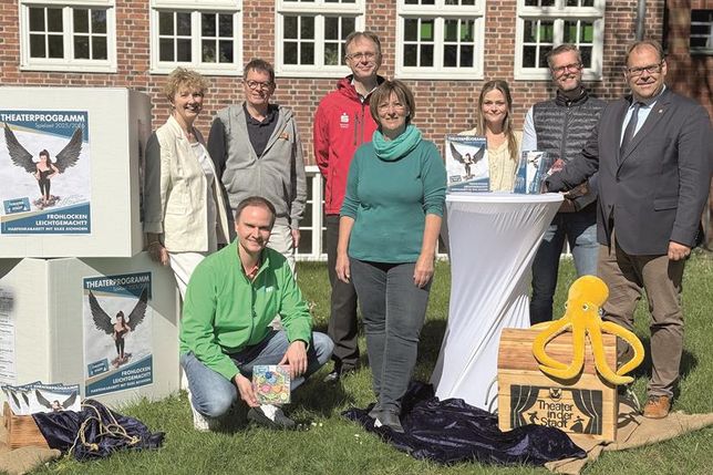 Theaterpaten und Stadt freuen sich, dass die Theaterangebote wieder starten:  Sabine Niemann (eska), Jan Hering (Markt-Apotheke), Christian Thees (SWNH), Karsten Wittorf (Sparkasse Holstein), Beate Weidemann (Kultur-Service), Jenny Beyer-Klug und Till Muchow  (beide Balticum Verlag / der reporter) sowie Bürgermeister Mirko Spieckermann. (v. lks.)