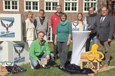 Theaterpaten und Stadt freuen sich, dass die Theaterangebote wieder starten:  Sabine Niemann (eska), Jan Hering (Markt-Apotheke), Christian Thees (SWNH), Karsten Wittorf (Sparkasse Holstein), Beate Weidemann (Kultur-Service), Jenny Beyer-Klug und Till Muchow  (beide Balticum Verlag / der reporter) sowie Bürgermeister Mirko Spieckermann. (v. lks.)