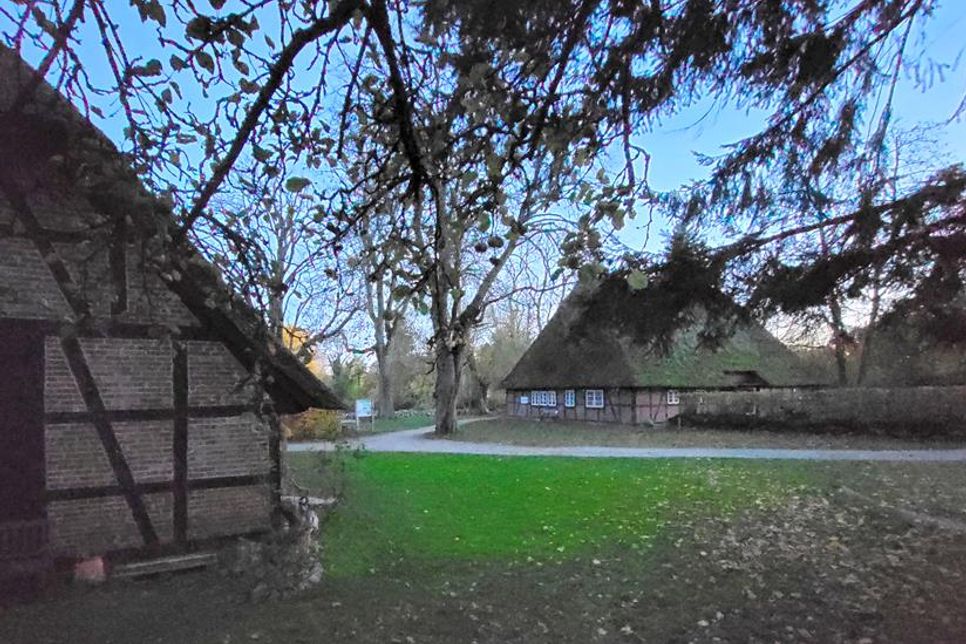 Die Stände des ersten Budenzaubers auf dem historischen Pfarrhof in Schönwalde werden sich zwischen Gemeindehaus und alter Pfarrscheune verteilen.
