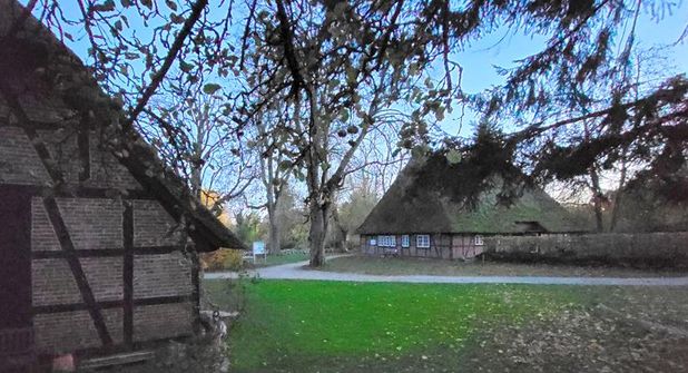 Die Stände des ersten Budenzaubers auf dem historischen Pfarrhof in Schönwalde werden sich zwischen Gemeindehaus und alter Pfarrscheune verteilen.