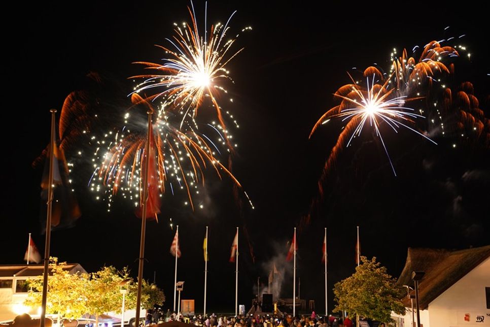 Das Höhenfeuerwerk bringt den Himmel zum Strahlen.