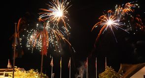 Das Höhenfeuerwerk bringt den Himmel zum Strahlen.