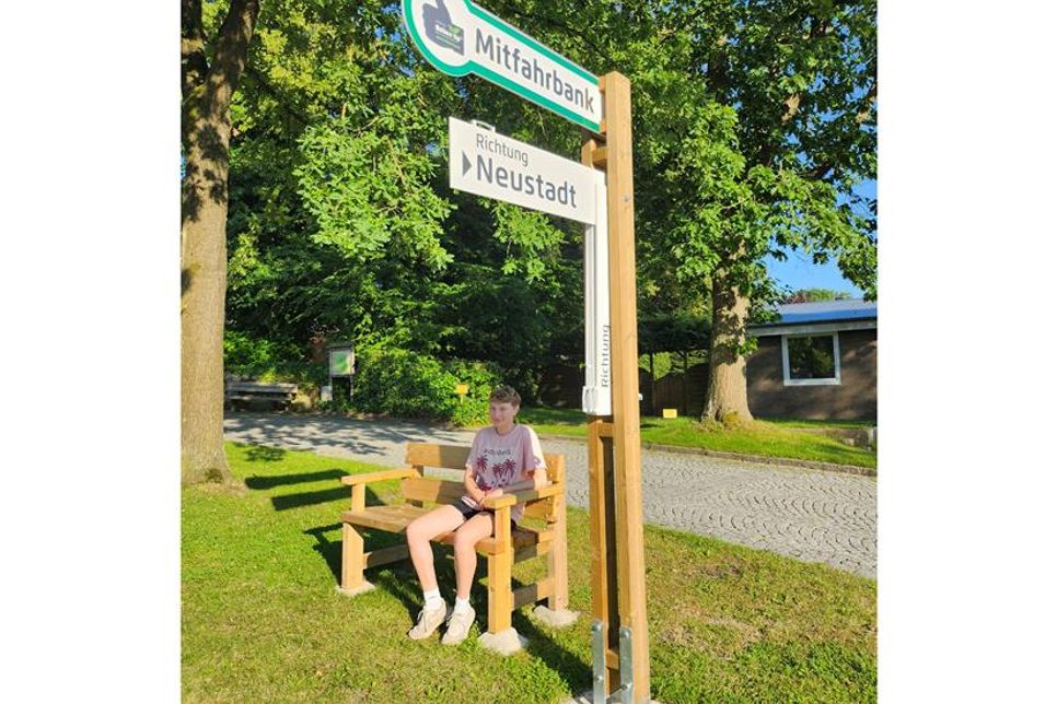 Die Mitfahrbank in Schönwalde ist ein Paradebeispiel für praktische Nachhaltigkeit. FÖJlerin Bente Rosenthal hat das Projekt ins Leben gerufen und umgesetzt.