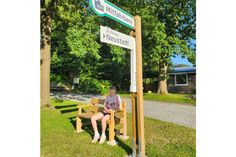 Die Mitfahrbank in Schönwalde ist ein Paradebeispiel für praktische Nachhaltigkeit. FÖJlerin Bente Rosenthal hat das Projekt ins Leben gerufen und umgesetzt.