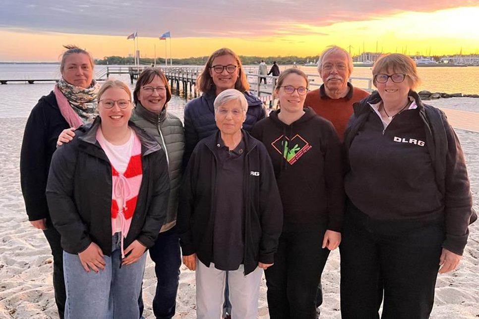 Die Vorstandsmitglieder der DLRG Neustadt: Franziska Block, Mia Techau, Sabine Skyschus, Kirsten Friedrich, Florian Leicht, Frederike Block, Jochen Block und Regina Block (v. lks.).