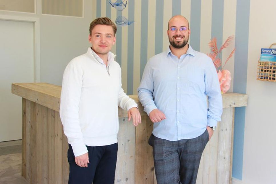 Egal ob Kurztrip oder ausgedehnter Urlaub - bei Robin Friedrichs (lks.) und Tim Haeske von „Ostseezeit“ findet jeder Gast sein perfektes Urlaubsdomizil.