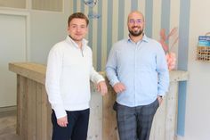 Egal ob Kurztrip oder ausgedehnter Urlaub - bei Robin Friedrichs (lks.) und Tim Haeske von „Ostseezeit“ findet jeder Gast sein perfektes Urlaubsdomizil.