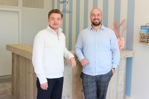 Egal ob Kurztrip oder ausgedehnter Urlaub - bei Robin Friedrichs (lks.) und Tim Haeske von „Ostseezeit“ findet jeder Gast sein perfektes Urlaubsdomizil.