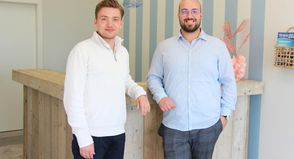 Egal ob Kurztrip oder ausgedehnter Urlaub - bei Robin Friedrichs (lks.) und Tim Haeske von „Ostseezeit“ findet jeder Gast sein perfektes Urlaubsdomizil.