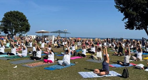 Über 250 Gäste trafen sich auf der Wiese an der Kurpromenade zum gemeinsamen Yoga.