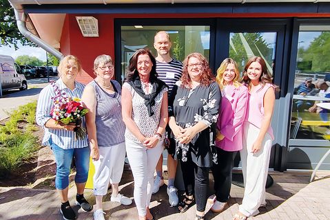 Freuen sich über den neuen Treffpunkt in Pönitz (von links): Stephanie Buscher, stv. Vorsitzende des Sozial- und Kulturausschusses, Bürgervorsteherin Anja Bendfeldt, Bürgermeisterin Bettina Schäfer, Dorfvorsteher Christian Lehmann, Hauptamtsleiterin Stefanie Wehe sowie Anna Kianica und Nele-Sophie Dettbarn (Kinder- und Jugendberatung).
