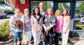 Freuen sich über den neuen Treffpunkt in Pönitz (von links): Stephanie Buscher, stv. Vorsitzende des Sozial- und Kulturausschusses, Bürgervorsteherin Anja Bendfeldt, Bürgermeisterin Bettina Schäfer, Dorfvorsteher Christian Lehmann, Hauptamtsleiterin Stefanie Wehe sowie Anna Kianica und Nele-Sophie Dettbarn (Kinder- und Jugendberatung).