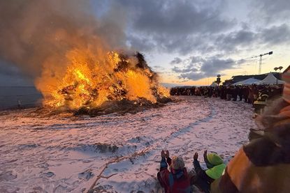 Meterhoch schlugen die Flammen in den Himmel, während sich die Besucher um den gewaltigen Holzhaufen versammelten und sich wärmten.