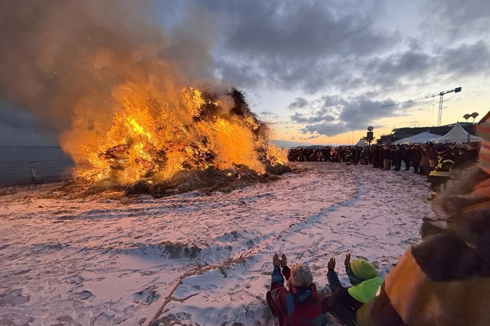 Meterhoch schlugen die Flammen in den Himmel, während sich die Besucher um den gewaltigen Holzhaufen versammelten und sich wärmten.