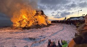 Meterhoch schlugen die Flammen in den Himmel, während sich die Besucher um den gewaltigen Holzhaufen versammelten und sich wärmten.