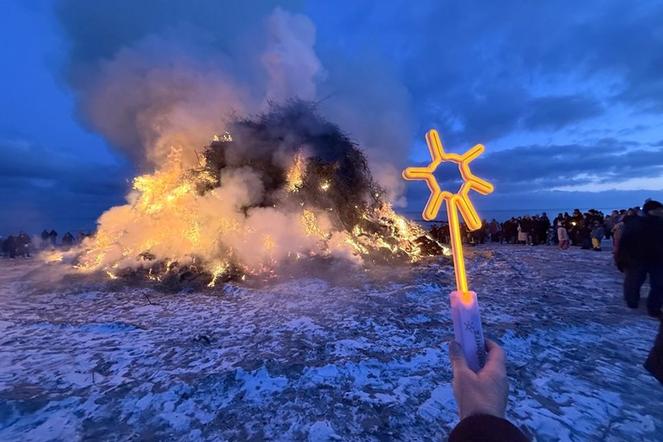 Mit dem traditionellen Strandfeuer sollen symbolisch die Wintergeister vertrieben werden.