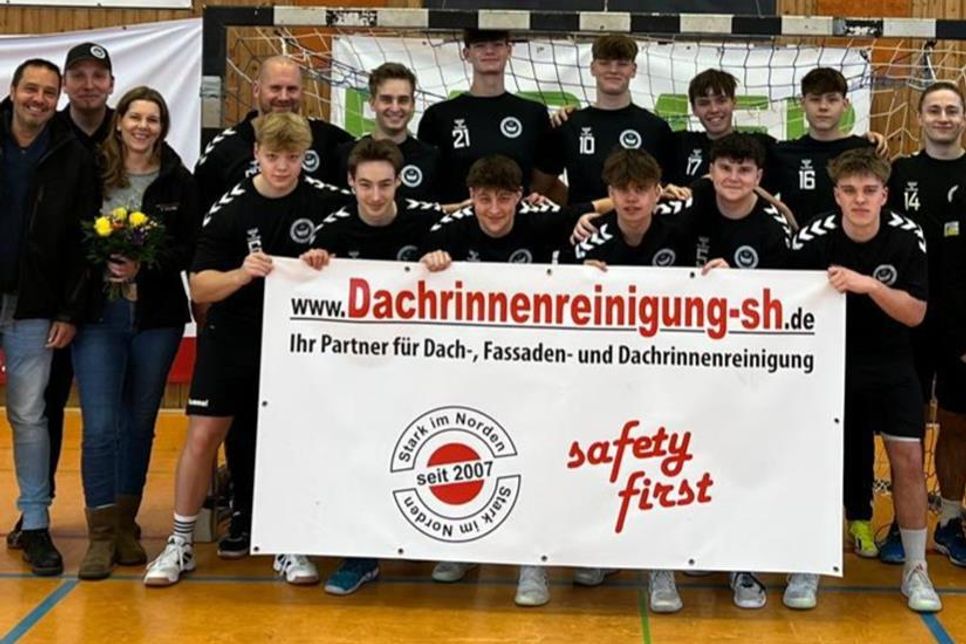 Die männliche A-Jugend der HSG-Ostsee Neustadt/Grömitz mit ihrem Sponsor Firma Dachrinnenreinigung-SH.