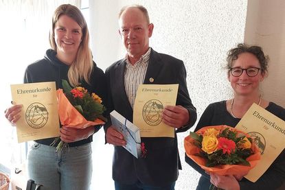 Auszeichnung für die langjährigen Mitglieder Sophia Christ, Dietrich Burmeister und Julia Rösner.