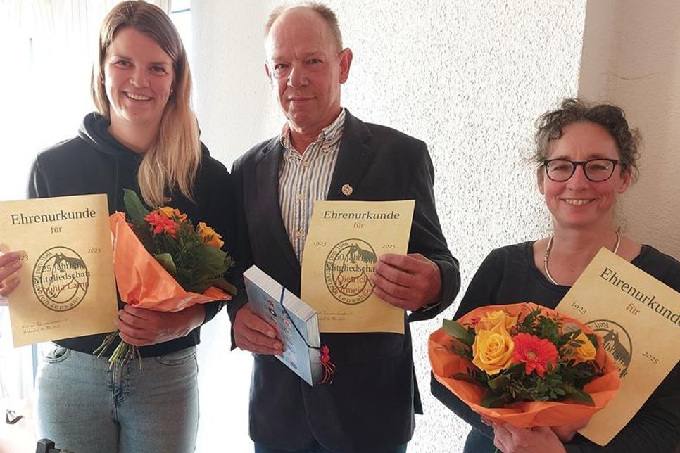 Auszeichnung für die langjährigen Mitglieder Sophia Christ, Dietrich Burmeister und Julia Rösner.