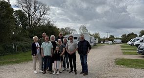 Zur Einweihung der neuen Stellplätze bei Familie Bienemann-Krohn gratulierten unter anderem Bürgermeister Stefan Schwardt (re.) und Tourismusleiter Raymond Kiesbye (2. v. re.).