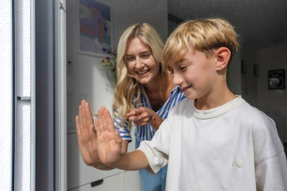 Ziemlich unsichtbar und dennoch wirksam: Der Pollenschutz lässt frische Luft und Tageslicht ins Innere - Allergene und Insekten hingegen bleiben draußen. Foto: DJD/Neher