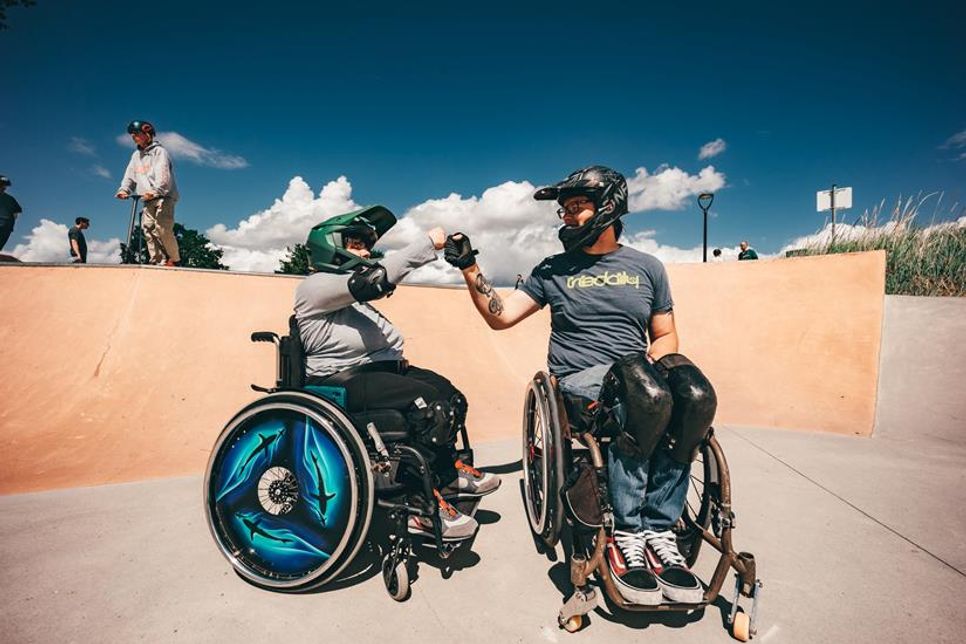 Ein Workshop bietet die Möglichkeit, unter Anleitung das Skaten mit dem Rollstuhl auszuprobieren. (Foto: Pascal Lieleg)