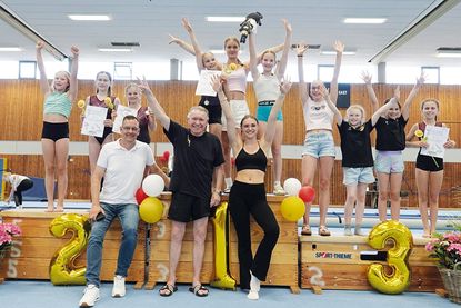 Bewiesen bei den Landesmeisterschaften in Bordesholm Teamgeist und zeigten tolle Leistungen. Die Turnerinnen des SV Olympia mit ihrem Trainerstab.