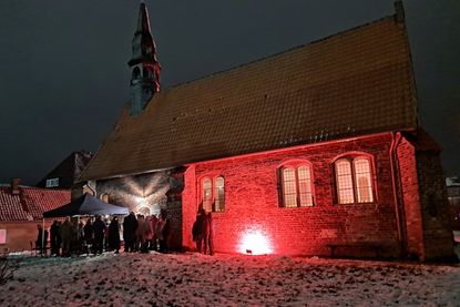 Die Hospitalkirche wurde mit farbigen Bodenstrahlern beleuchtet.