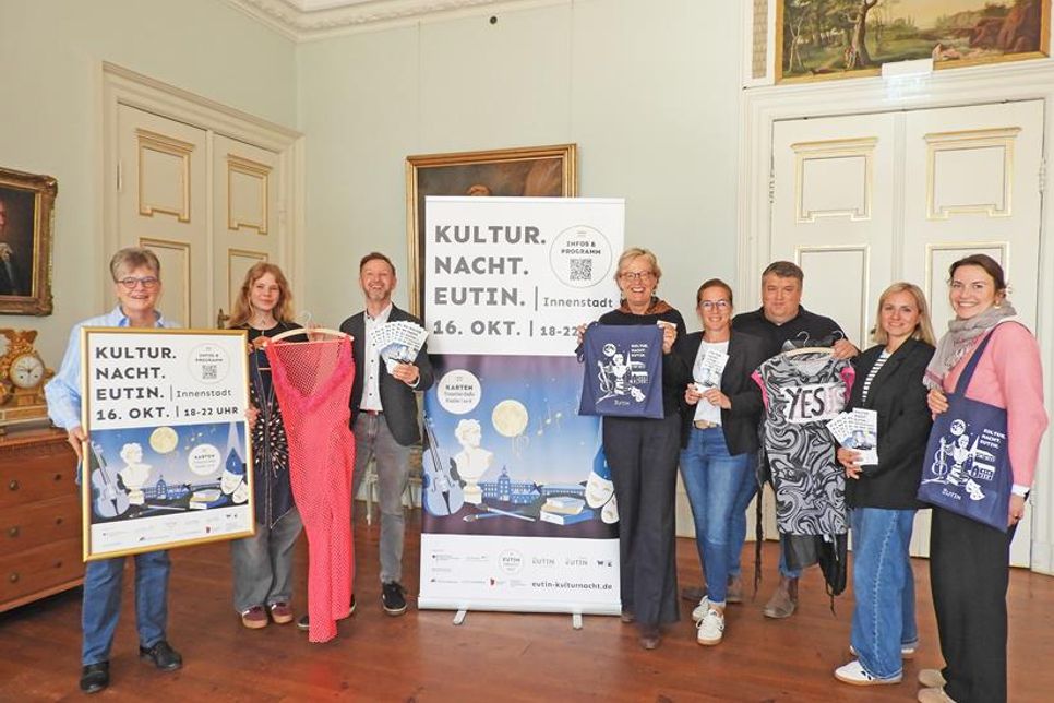 Diese lachenden Gesichter stehen stellvertretend für die kulturelle Fülle der Stadt Eutin. Antje Wissemann (St. Michaeliskirche), Swantje Traving (Eutiner Festspiele), Michael Keller (Eutin Tourismus GmbH), Brigitta Herrmann (Stiftung Schloss Eutin), Dr. Julia Hümme (Ostholstein-Museum), Falk Herzog (Eutiner Festspiele), Julia Matthiensen (Eutin Tourismus GmbH) und Sophie Matuszczak (Ostholstein-Museum) stellten in Schloss Eutin das Programm für eine Premiere vor: Am Donnerstag, 16. Oktober,  findet von 18 bis 22 Uhr die erste Kultur.Nacht.Eutin.statt.