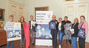 Diese lachenden Gesichter stehen stellvertretend für die kulturelle Fülle der Stadt Eutin. Antje Wissemann (St. Michaeliskirche), Swantje Traving (Eutiner Festspiele), Michael Keller (Eutin Tourismus GmbH), Brigitta Herrmann (Stiftung Schloss Eutin), Dr. Julia Hümme (Ostholstein-Museum), Falk Herzog (Eutiner Festspiele), Julia Matthiensen (Eutin Tourismus GmbH) und Sophie Matuszczak (Ostholstein-Museum) stellten in Schloss Eutin das Programm für eine Premiere vor: Am Donnerstag, 16. Oktober,  findet von 18 bis 22 Uhr die erste Kultur.Nacht.Eutin.statt.