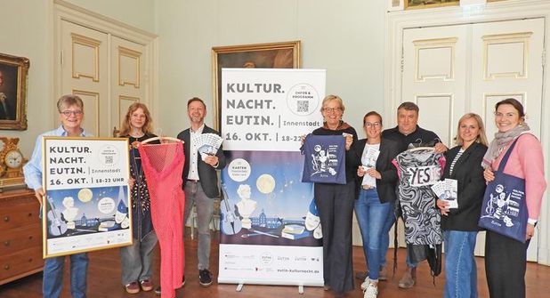 Diese lachenden Gesichter stehen stellvertretend für die kulturelle Fülle der Stadt Eutin. Antje Wissemann (St. Michaeliskirche), Swantje Traving (Eutiner Festspiele), Michael Keller (Eutin Tourismus GmbH), Brigitta Herrmann (Stiftung Schloss Eutin), Dr. Julia Hümme (Ostholstein-Museum), Falk Herzog (Eutiner Festspiele), Julia Matthiensen (Eutin Tourismus GmbH) und Sophie Matuszczak (Ostholstein-Museum) stellten in Schloss Eutin das Programm für eine Premiere vor: Am Donnerstag, 16. Oktober,  findet von 18 bis 22 Uhr die erste Kultur.Nacht.Eutin.statt.