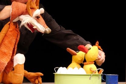 Erzählt und gespielt wird das Theaterstück von Torsten Gesser.