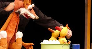 Erzählt und gespielt wird das Theaterstück von Torsten Gesser.