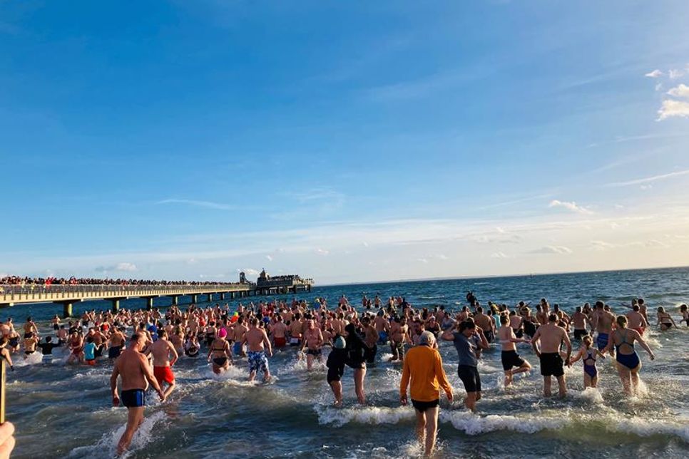 Am 1. Januar treffen sich alle Wagemutigen in Grömitz, um sich in die eiskalten Fluten der Ostsee zu stürzen.