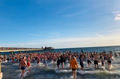 Am 1. Januar treffen sich alle Wagemutigen in Grömitz, um sich in die eiskalten Fluten der Ostsee zu stürzen.