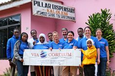Vor der Pillar-Dispensary in Tansania: Petra Hömberg, Per Schmidt, Priscilla Schmidt-Ibarra, Sophia Stegemann, Vivica Grotelüschen (v. lks.) mit dem tansanischen Team der Krankenstation.